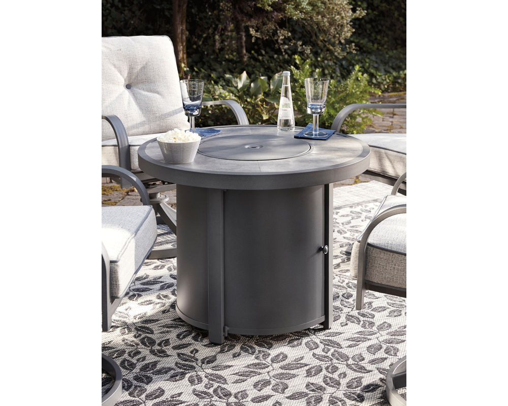 P325 Donnalee Bay Sofas and Sectionals