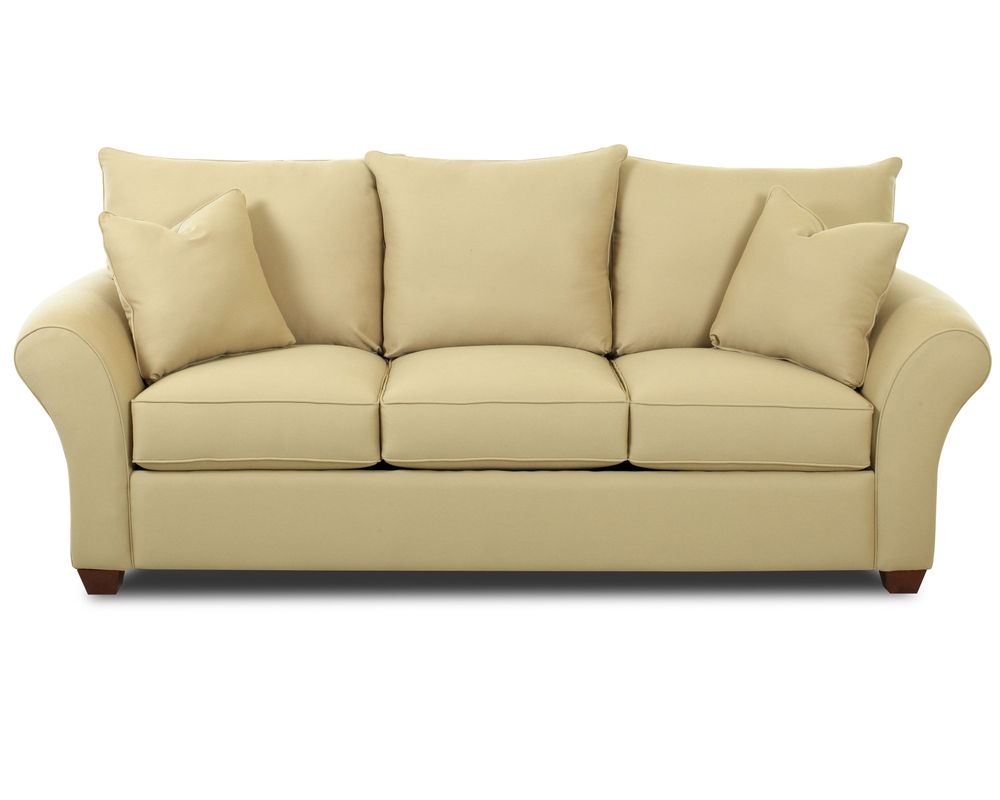 Светлый диван с коричневыми подлокотниками